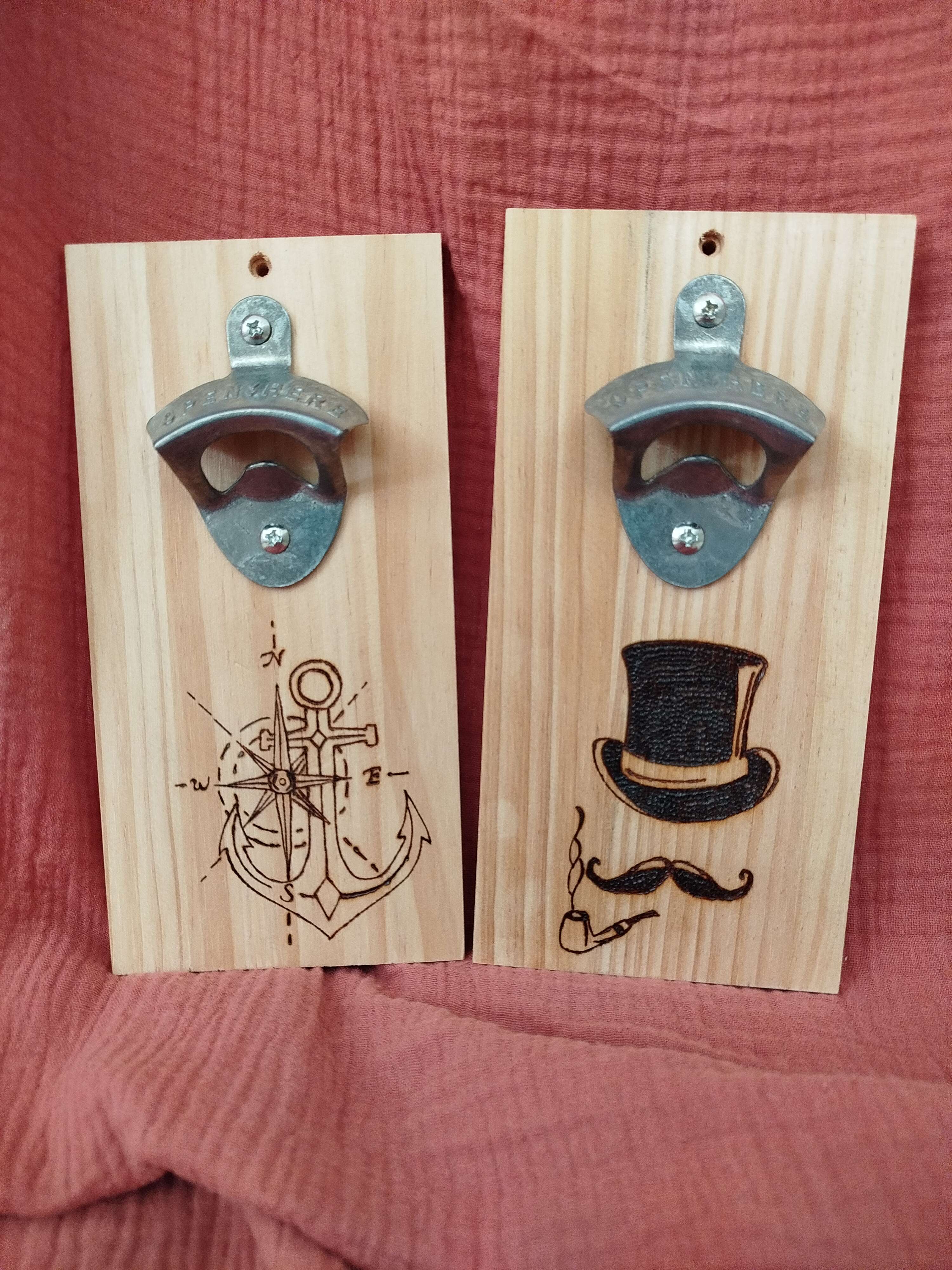 Deux décapsuleurs muraux